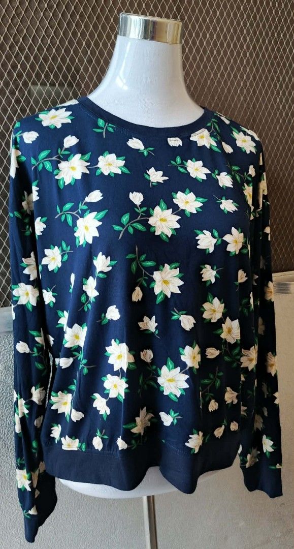 Navy Blue Floral Long Sleeve Top (Category: Longsleeves) located in Cebu City. Submitted by violacloset (Listing ID 1464899001, Image 2). Description: Measurements: length: 23 width: 24 arm length: 24.