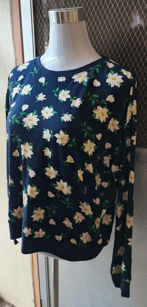 Navy Blue Floral Long Sleeve Top (Category: Longsleeves) located in Cebu City. Submitted by violacloset (Listing ID 1464899001, Image 3). Description: Measurements: length: 23 width: 24 arm length: 24.