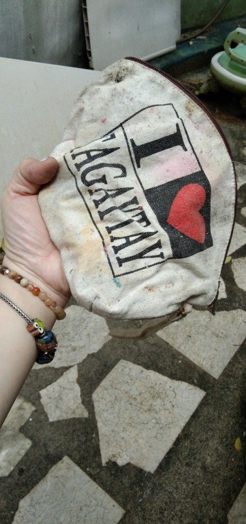 Needs washing tagaytay pouch (Category: Clutches) located in Quezon City. Submitted by eidorableshop (Listing ID 1464797642, Image 1). Description: .