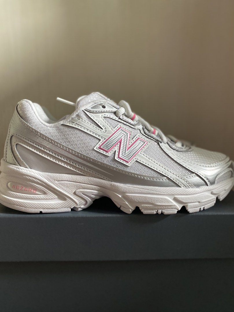 New Balance 740 (Category: Sneakers) located in Cabuyao City. Submitted by katieee__ (Listing ID 1464937395, Image 2). Description: .