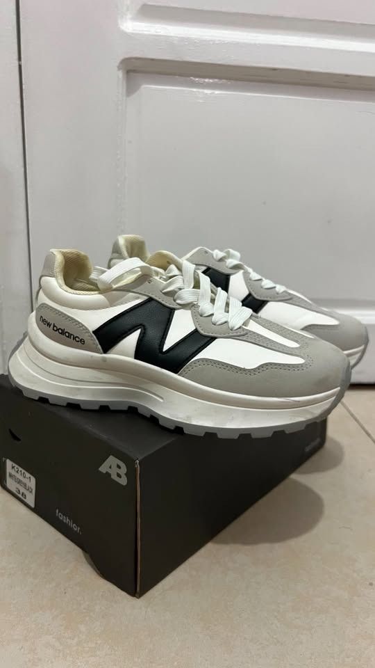 New Balance Rubber Shoes (2nd Hand) - Class A (Category: Sneakers) located in Quezon City. Submitted by jukamigaha (Listing ID 1464893971, Image 2). Description: New Balance Rubber Shoes (Women's) Class A Size: 38 Used twice Location: Makati.