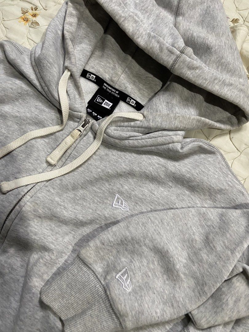 NEW ERA DOUBLE LOGO (Category: Hoodies) located in Salug. Submitted by bagdoi_finds (Listing ID 1464901534, Image 2). Description: WASHABLE STAINS MEDIUM UN TAG BEST FIT LARGE.