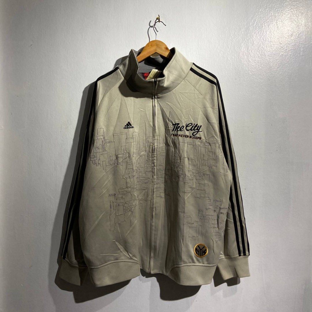New York Knicks Reversible Jacket (Category: Coats, Jackets and Outerwear) located in Jamindan. Submitted by suecyyythrift (Listing ID 1464920160, Image 1). Description: 26 Width 30 Length Excellent Condition Good for Collection .