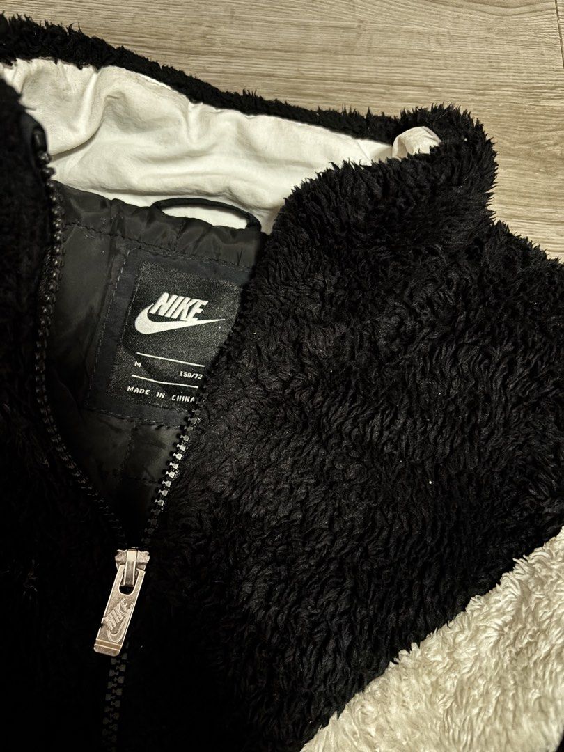 Nike (Category: Coats, Jackets and Outerwear) located in Cavite. Submitted by cesxyyylll (Listing ID 1464777682, Image 3). Description: Need wash only Solid condition Ukay only .