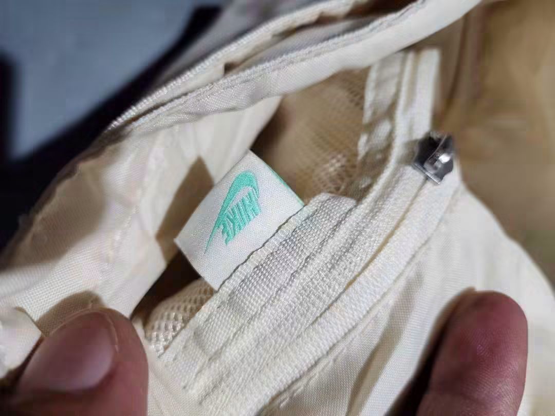 NIKE (Category: Shoulder Bags) located in General Santos City (Dadiangas). Submitted by alzacksimo35414 (Listing ID 1464854082, Image 3). Description: 699 +sf PHOTO MAY VARY DUE TO LIGHTING 🥰 Brand: NIKE ✅️actual dimention 9 × 7 ✅️as new condition ✅️9.8 colorate ✅no issue DISCLAIMER: Please note that I ZACK SIMON is not affiliated with or endorsed by any brand. Any brand names or trademarks mentioned are the properties of their respective owners