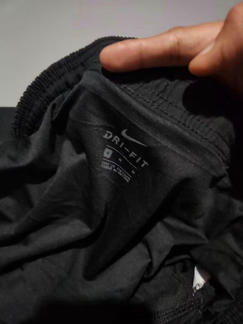 nike (Category: Activewear) located in General Santos City (Dadiangas). Submitted by alzacksimo35414 (Listing ID 1464893217, Image 3). Description: 580 +sf PHOTO MAY VARY DUE TO LIGHTING 🥰 Brand: NIKE w/ inner ✅️actual dimention 30-32 × 14 ✅️as new condition ✅️9.9 colorate ✅no issue DISCLAIMER: Please note that I ZACK SIMON is not affiliated with or endorsed by any brand. Any brand names or trademarks mentioned are the properties of their respec