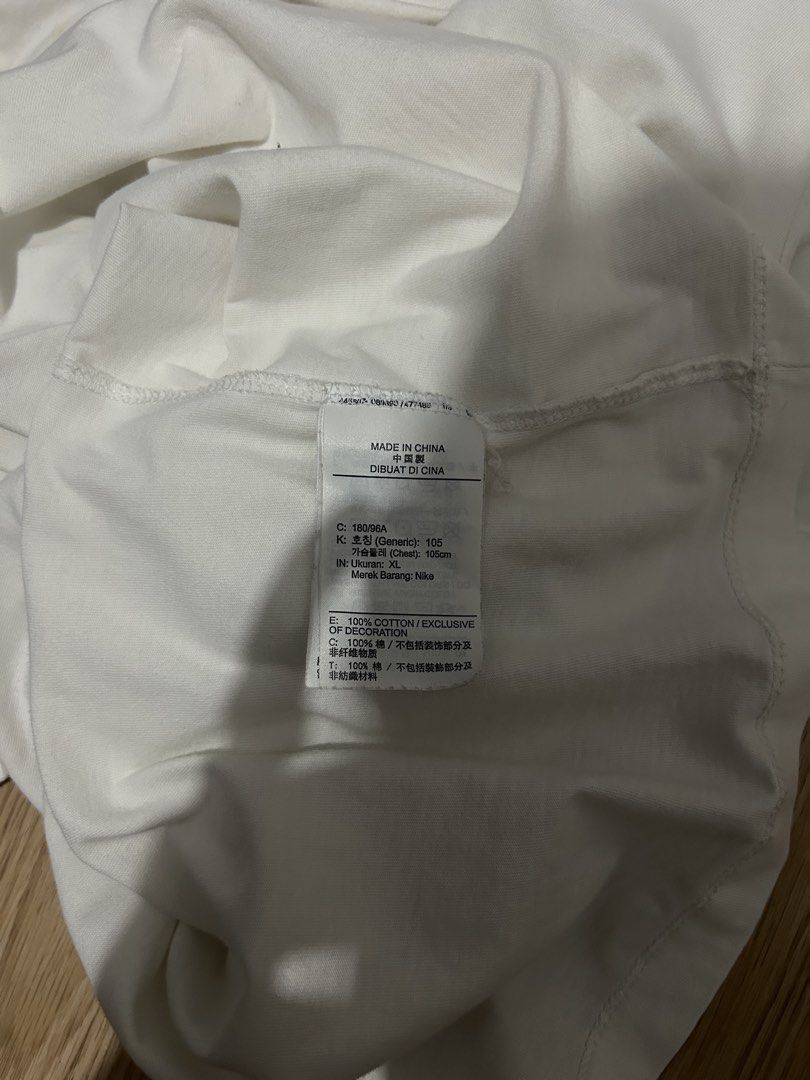 Nike Air Jordan (Category: Tshirts & Polo Shirts ) located in Pateros City. Submitted by _ramonparian (Listing ID 1464895717, Image 3). Description: W: 21 L: 27 Issue: Stain.