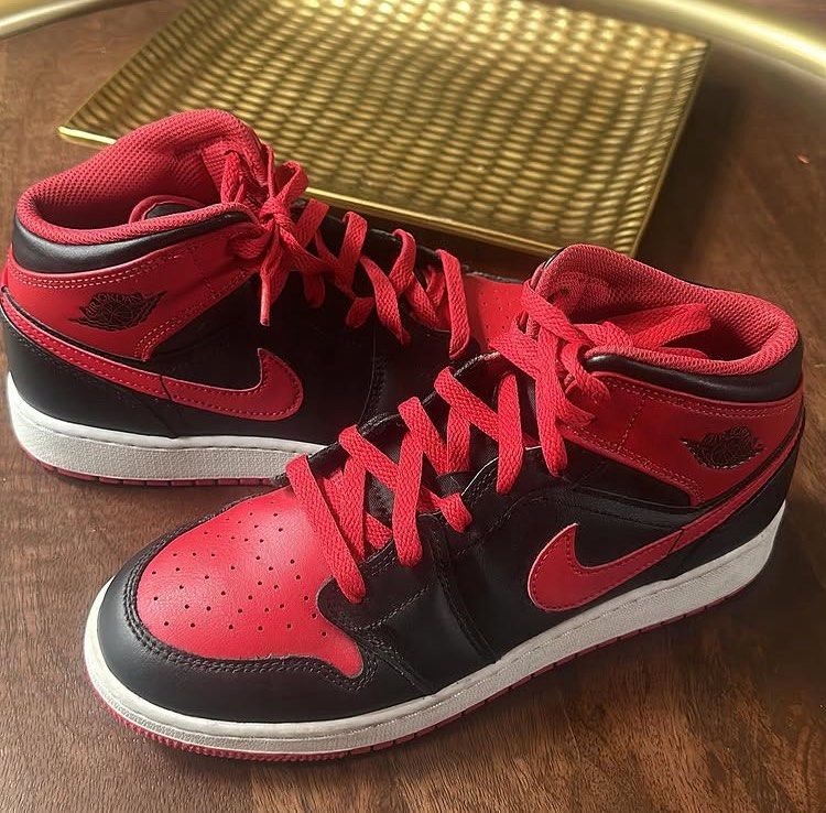 Nike Air Jordan 1 Mid Alternate Bred (Category: Dress Shoes) located in Pasig City. Submitted by apparelism.mnl (Listing ID 1464903890, Image 1). Description: Nike Air Jordan 6.5 youth 6.5 in mens 7.5 in women’s without box 100% Original from US Lalamove/LBC Only Gcash/Bank Transfer Location: Cainta Rizal No to Lowball offers.