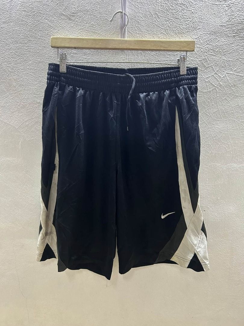 NIKE BASKETBALL SHORT (Category: Activewear) located in Caloocan City. Submitted by j3ngsanity (Listing ID 1464909658, Image 1). Description: ISSUE : MADUME YUNG WHITE PART AS IS LANG AKO JAN MINE NYO NALANG KUNG TINGIN NYONG WORTH IT HEHE SIZE : 30 to 34 x 23.5 x 13.5.