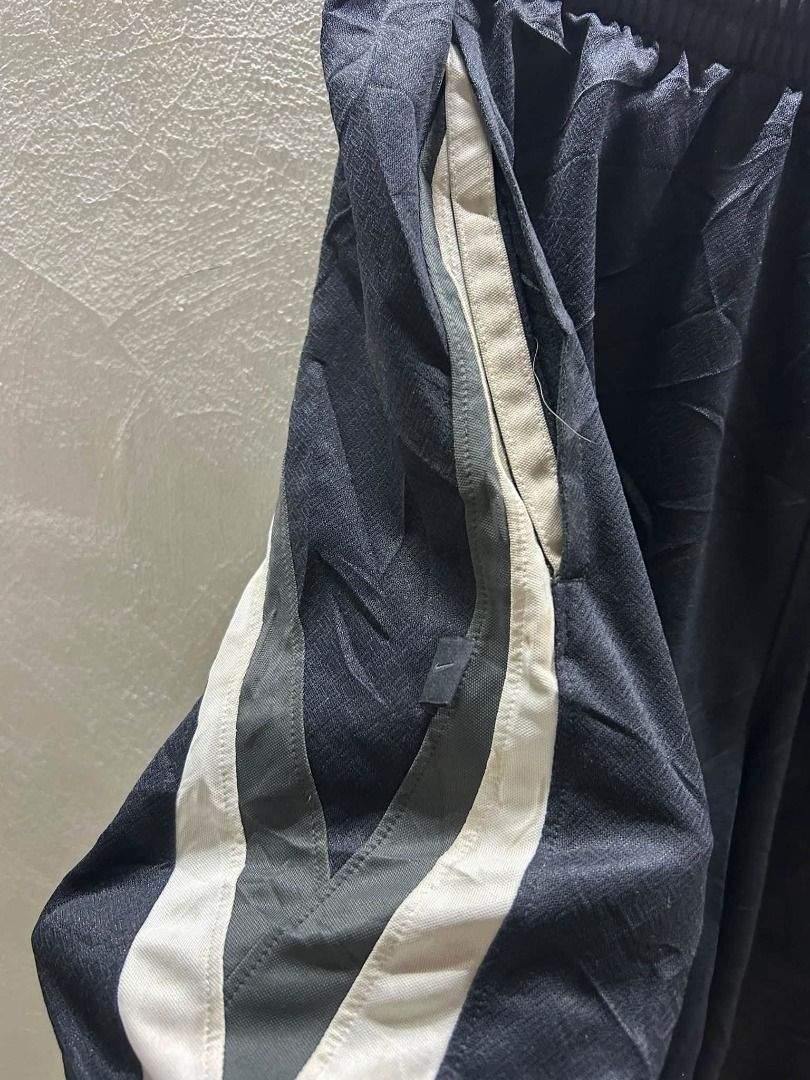 NIKE BASKETBALL SHORT (Category: Activewear) located in Caloocan City. Submitted by j3ngsanity (Listing ID 1464909658, Image 3). Description: ISSUE : MADUME YUNG WHITE PART AS IS LANG AKO JAN MINE NYO NALANG KUNG TINGIN NYONG WORTH IT HEHE SIZE : 30 to 34 x 23.5 x 13.5.