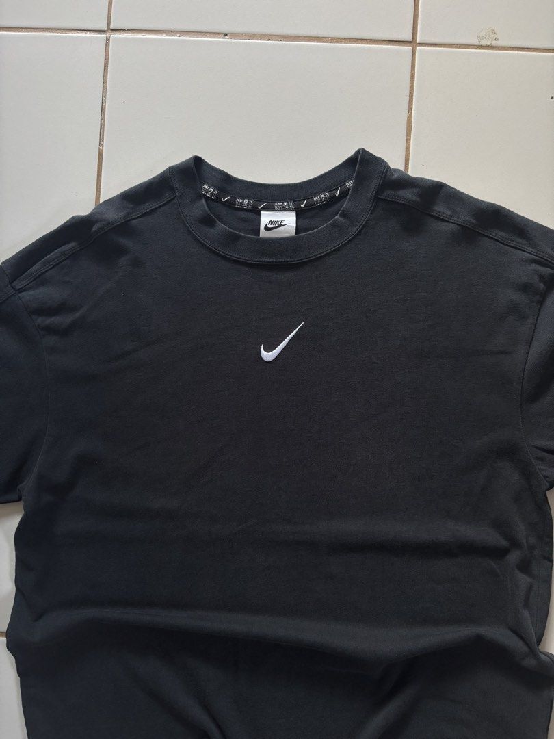 Nike Big swoosh (Category: Activewear) located in Angeles City. Submitted by daily_thrift_collection (Listing ID 1464887624, Image 3). Description: Excellent to like new 9.5/10 color rate No issue 21 x 28.