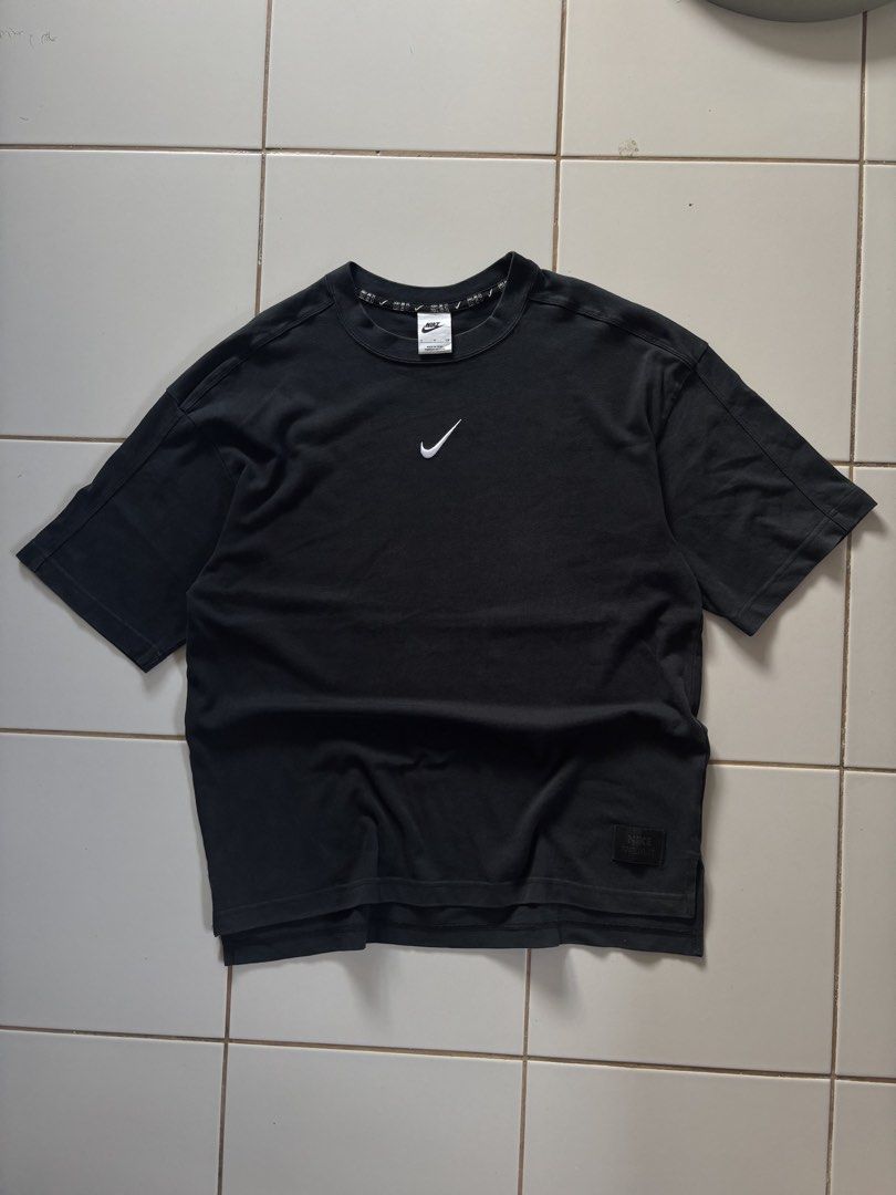 Nike Big swoosh (Category: Activewear) located in Angeles City. Submitted by daily_thrift_collection (Listing ID 1464887624, Image 2). Description: Excellent to like new 9.5/10 color rate No issue 21 x 28.