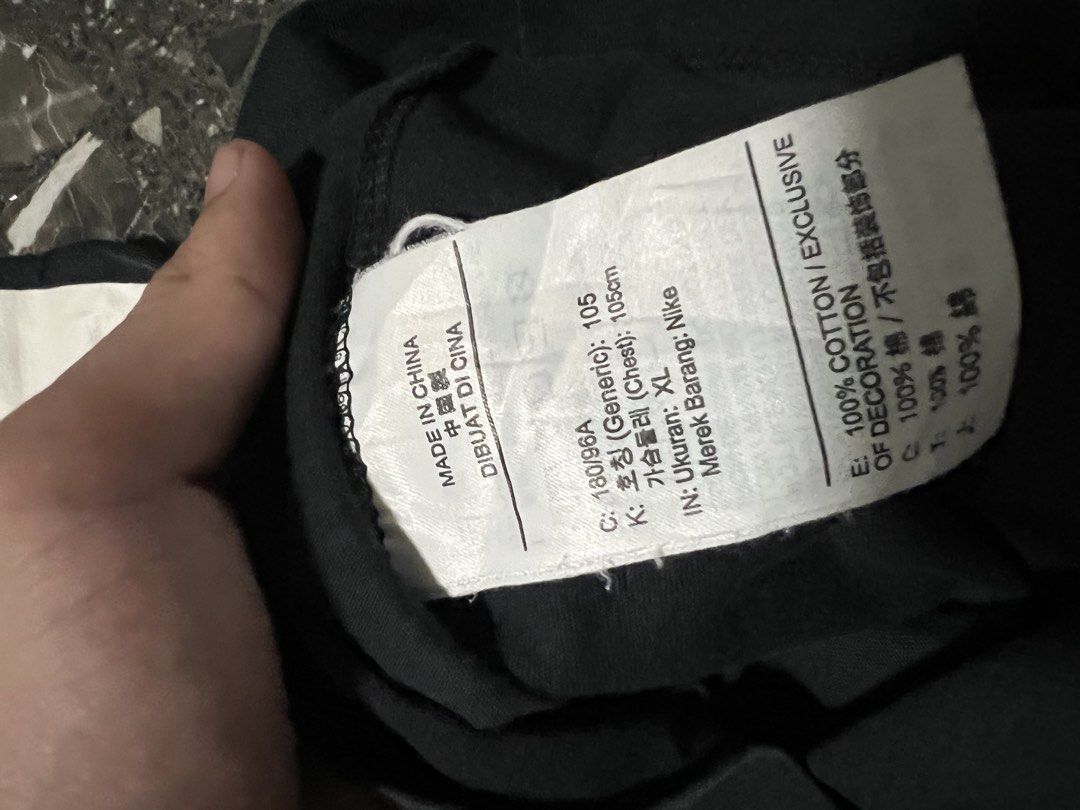 Nike Big Swoosh Black Tee Size XL (Category: Tshirts & Polo Shirts ) located in San Fernando. Submitted by justin_sy (Listing ID 1464886030, Image 3). Description: - Brand: Nike (The Nike Tee collection) - Color: Black with massive white swoosh logo - Size: XL (Standard fit) - Material: 100% breathable cotton - Condition: Excellent casual daily wear - Origin: Made in China.
