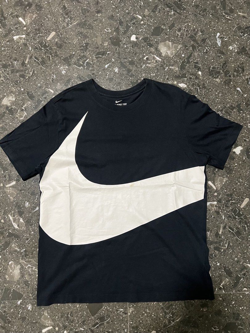Nike Big Swoosh Black Tee Size XL (Category: Tshirts & Polo Shirts ) located in San Fernando. Submitted by justin_sy (Listing ID 1464886030, Image 1). Description: - Brand: Nike (The Nike Tee collection) - Color: Black with massive white swoosh logo - Size: XL (Standard fit) - Material: 100% breathable cotton - Condition: Excellent casual daily wear - Origin: Made in China.