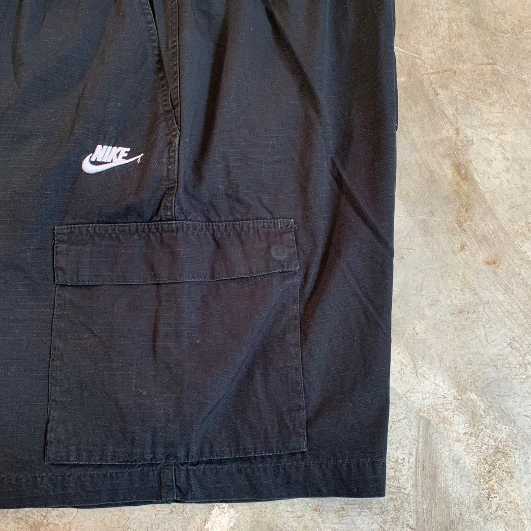 Nike Black Cargo Shorts Size XL (Category: Shorts) located in Manila. Submitted by emplysthrift. (Listing ID 1464897442, Image 2). Description: Actual dimes on tapemeasure Waist "32 to 35 Length "21 Excellent Condition Colorrate: 9.3/10 Flaws: minors white stains ( di naman po sya ganon ka halata at kalala sa personal kasi nakukulobot po yung shorts) Unli vouch/vc for safe transactions 📲 Location: Laspinas City, Metro Manila, Brngy Talon Uno. 📍
