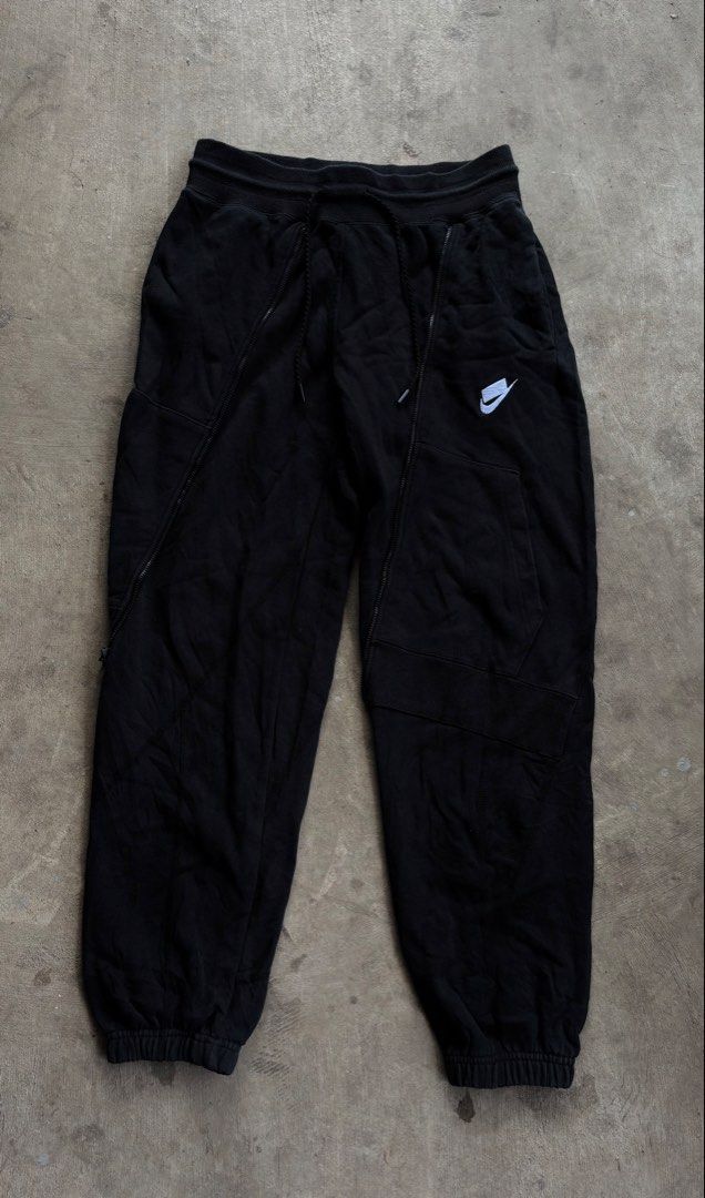 Nike Black Jogger Sweatpants Size L (Category: Joggers) located in Naga. Submitted by ajrc.shop (Listing ID 1464793306, Image 1). Description: Nike Fleece Jogger Sweat Pants Diagonal Zipper ✅Size: L ✅Width: 30-38 ✅Length: 38 ✅Color Rate: 9/10 ✅Issue: None ✅Need Wash ✅Location: Bicol Naga City, Camarines Sur ✅Courier: J&T Express/Flash Express ✅MOP: Gcash only.