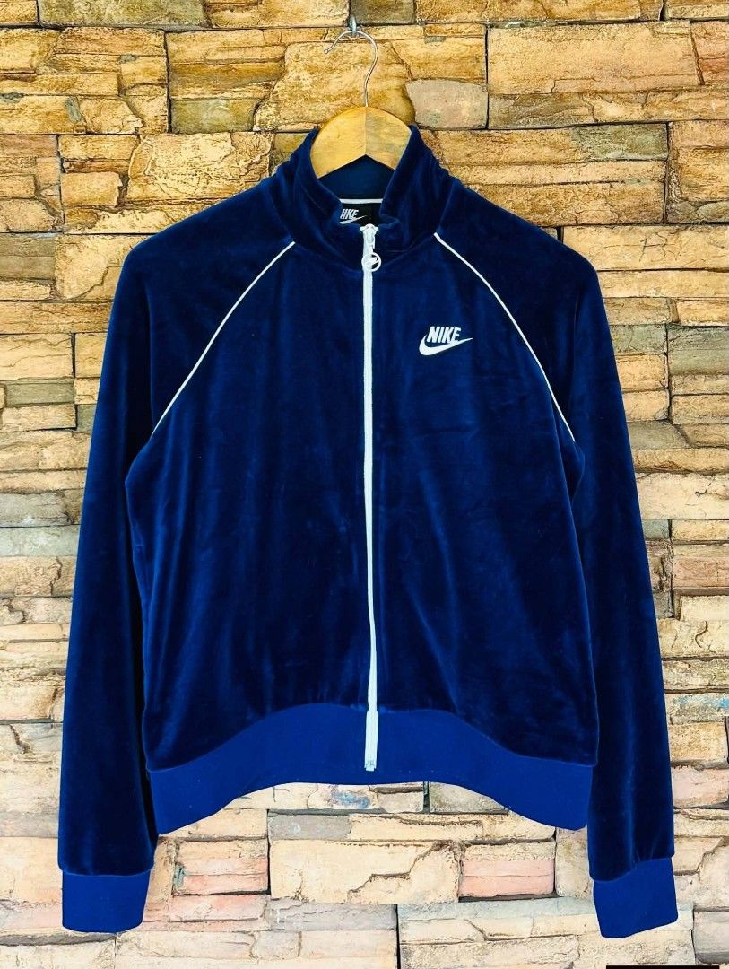 Nike Blue Velour Track Jacket Full Zip Size L (Category: Coats, Jackets and Outerwear) located in Santiago. Submitted by reyibanez253969 (Listing ID 1464911470, Image 1). Description: - Brand: Nike - Style: Retro velour track jacket with white piping and zipper (Style code: AQ7978-478) - Size: Large (L) - 19.5x22.5 - Material: Soft, plush velvet fabric - Design: Embroidered Nike chest logo, high mock neck collar, ribbed cuffs, and hem - Condition
