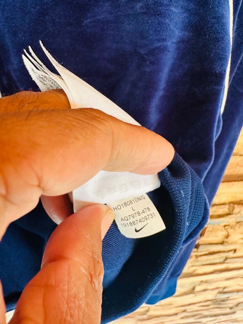 Nike Blue Velour Track Jacket Full Zip Size L (Category: Coats, Jackets and Outerwear) located in Santiago. Submitted by reyibanez253969 (Listing ID 1464911470, Image 3). Description: - Brand: Nike - Style: Retro velour track jacket with white piping and zipper (Style code: AQ7978-478) - Size: Large (L) - 19.5x22.5 - Material: Soft, plush velvet fabric - Design: Embroidered Nike chest logo, high mock neck collar, ribbed cuffs, and hem - Condition