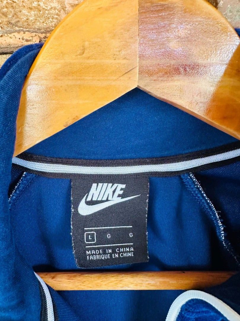 Nike Blue Velour Track Jacket Full Zip Size L (Category: Coats, Jackets and Outerwear) located in Santiago. Submitted by reyibanez253969 (Listing ID 1464911470, Image 2). Description: - Brand: Nike - Style: Retro velour track jacket with white piping and zipper (Style code: AQ7978-478) - Size: Large (L) - 19.5x22.5 - Material: Soft, plush velvet fabric - Design: Embroidered Nike chest logo, high mock neck collar, ribbed cuffs, and hem - Condition