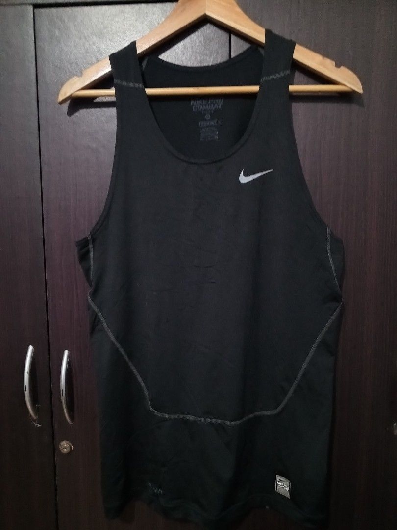 Nike core compression tank 2.0 (Category: Activewear) located in Santa Maria. Submitted by paulo-garcia21 (Listing ID 1464909027, Image 1). Description: xl on tag 16.5 by 28.5 no flaws excellent condition.