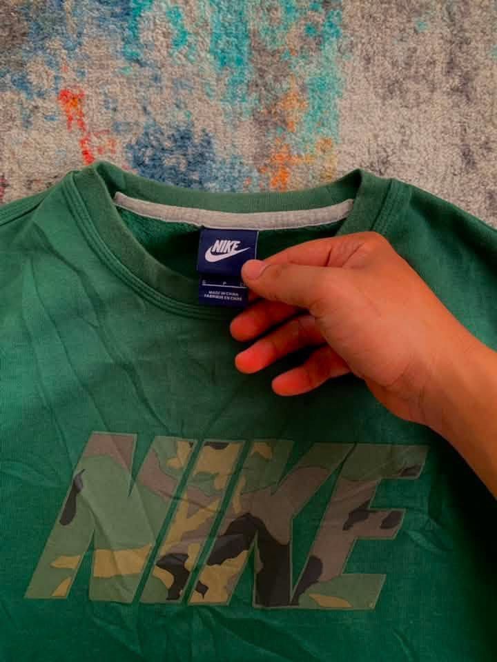 NIKE CREWNECK SWEATSHIRT (Category: Activewear) located in Binangonan. Submitted by thriftwel (Listing ID 1464796941, Image 2). Description: Nike crewneck sweatshirt 🔥 Width: 20 Length: 25 Best fit: M CR: 10/10 Excellent condition❗️ .