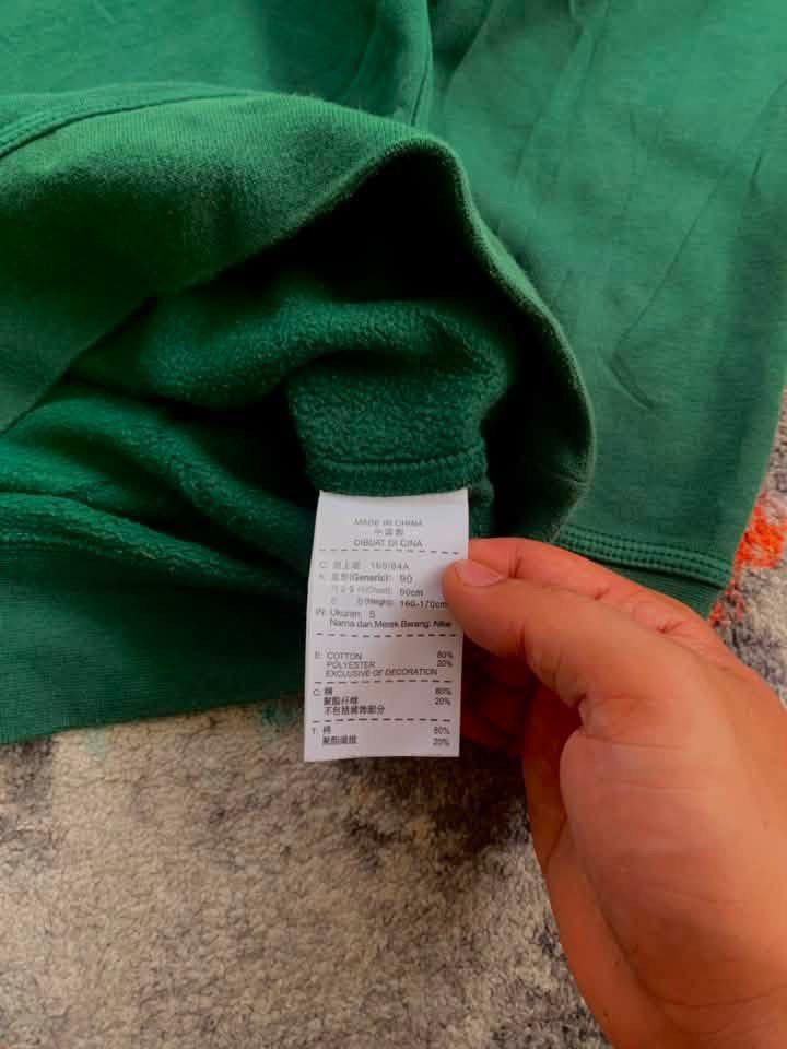 NIKE CREWNECK SWEATSHIRT (Category: Activewear) located in Binangonan. Submitted by thriftwel (Listing ID 1464796941, Image 3). Description: Nike crewneck sweatshirt 🔥 Width: 20 Length: 25 Best fit: M CR: 10/10 Excellent condition❗️ .