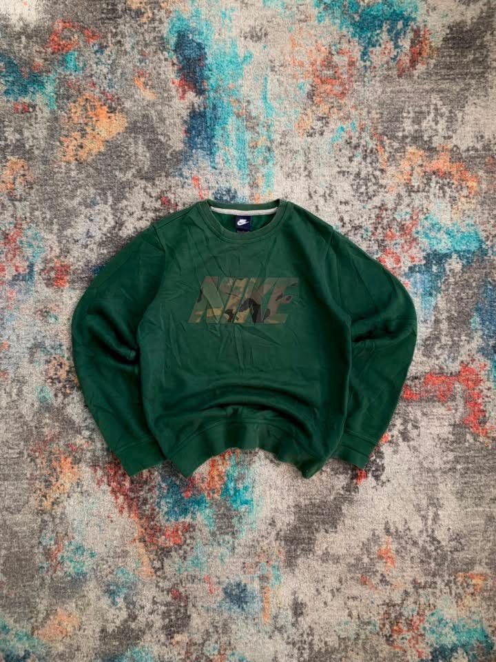 NIKE CREWNECK SWEATSHIRT (Category: Activewear) located in Binangonan. Submitted by thriftwel (Listing ID 1464796941, Image 1). Description: Nike crewneck sweatshirt 🔥 Width: 20 Length: 25 Best fit: M CR: 10/10 Excellent condition❗️ .