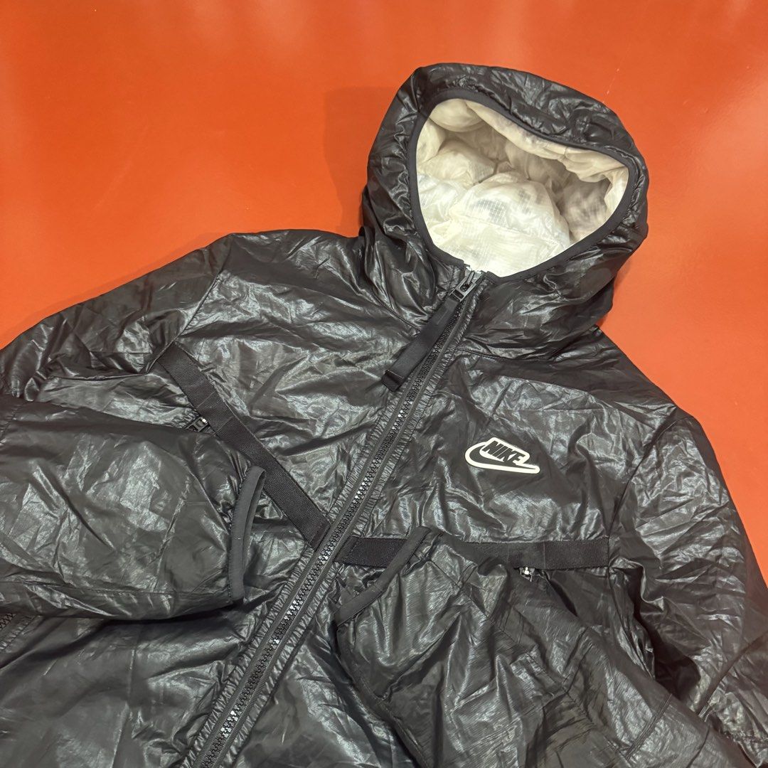 NIKE FILL WINDRUNNER PUFFER JACKET (Category: Coats, Jackets and Outerwear) located in Pasig City. Submitted by buzzthrifty (Listing ID 1464884321, Image 3). Description: SIZE M-L 21x27 EXCELLENT CONDITION .