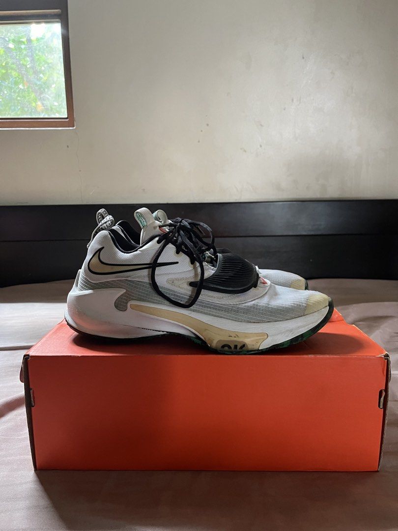 2 pair of Nike Freak 3 (Category: Sneakers) located in Manila. Submitted by tanfinds (Listing ID 1464799069, Image 3). Description: “Freeak 3 grey fog” Size 10 - 1,200 “freak 3 clear emerald” Size 9.5 - 1000 Negotiable!!! Pm lang!! Issue A little bit yellowish and no Og box but got box replacement LOC- MUNTINLUPA CITY.