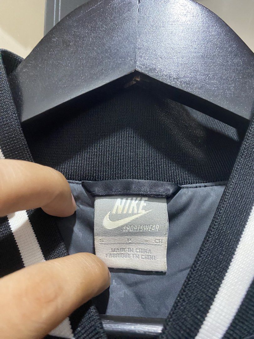 Nike jacket (Category: Hoodies) located in Manila. Submitted by vizcarrach03925 (Listing ID 1464906682, Image 3). Description: .