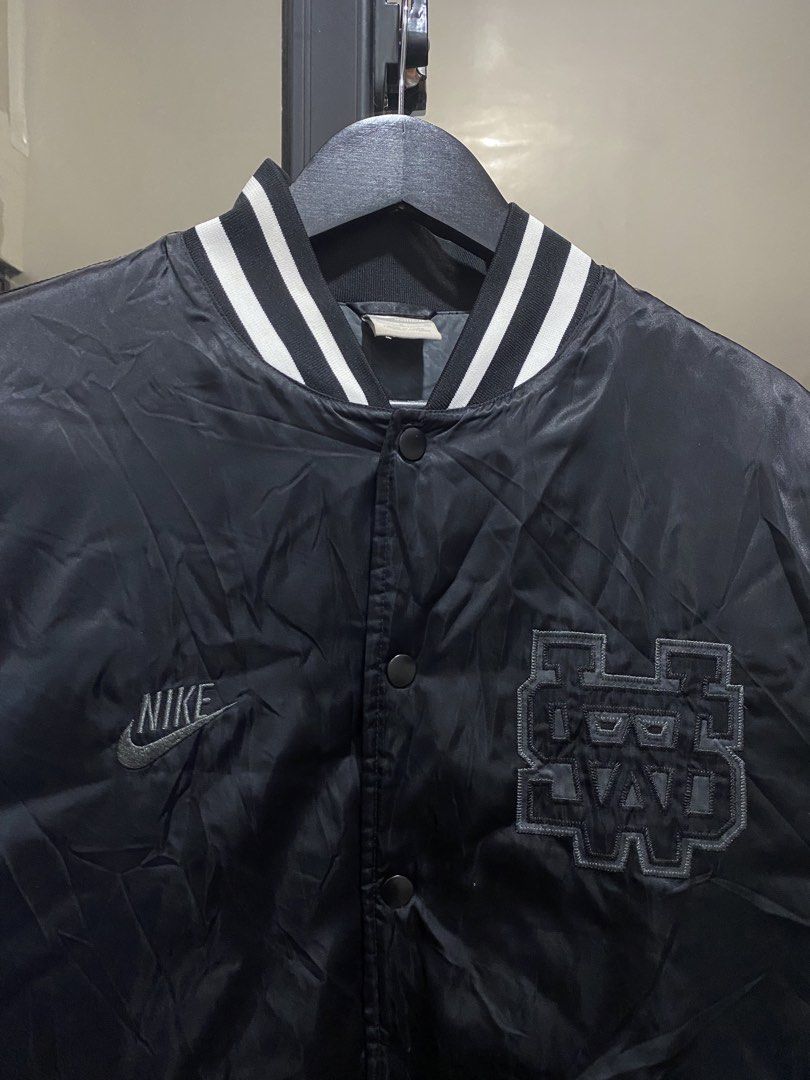 Nike jacket (Category: Hoodies) located in Manila. Submitted by vizcarrach03925 (Listing ID 1464906682, Image 2). Description: .
