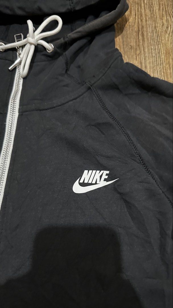 NIKE JACKET (Category: Coats, Jackets and Outerwear) located in Manila. Submitted by urban-vintage_2 (Listing ID 1464926093, Image 3). Description: ISSUE: FADED HOODIE ( NEED WASH ) MOP :GCASH ( NO COD ) SHIP VIA : LALAMOVE & J&T LOCATION : PASIG CITY LENGTH : 25 WIDTH : 17-18.