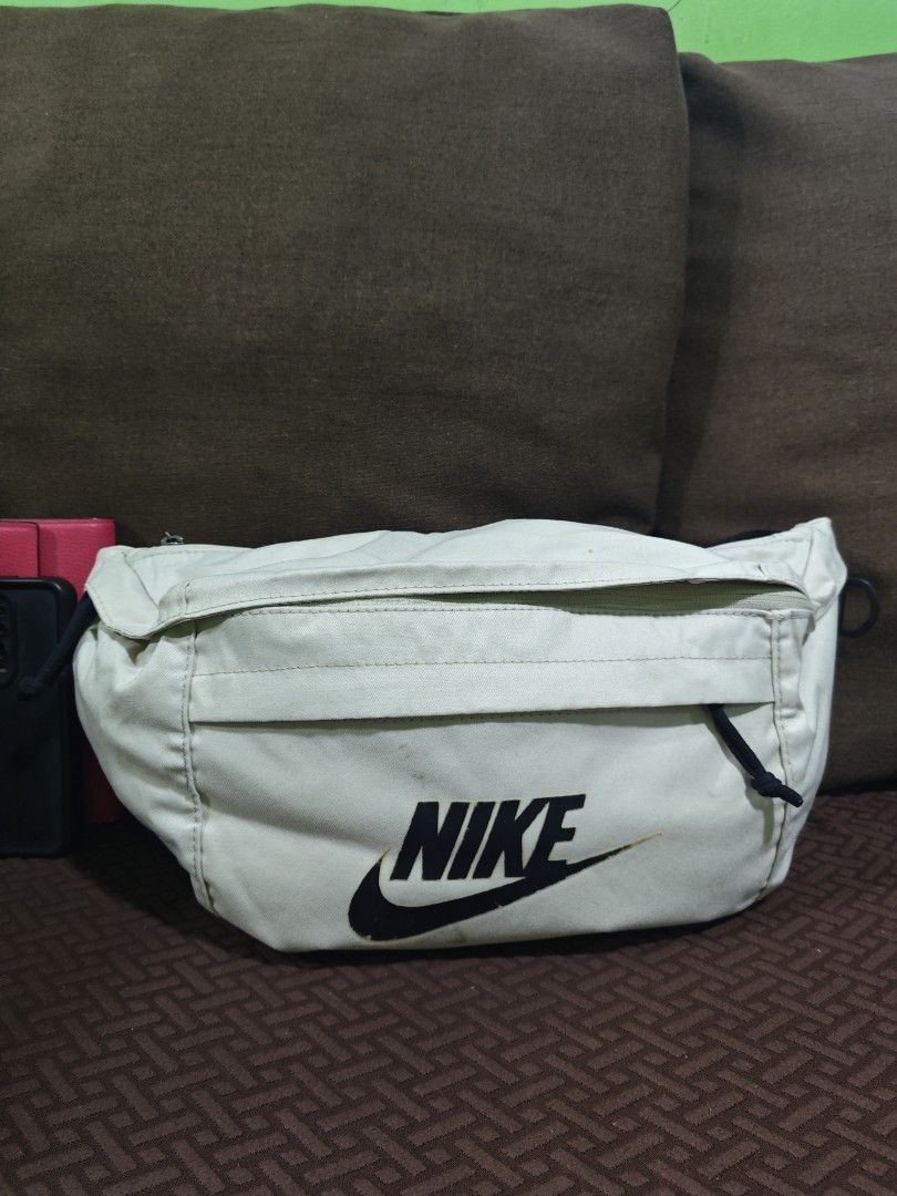 Nike large body/belt bag (Category: Belt bags, Clutches and Pouches) located in Pili. Submitted by zaneombao03491 (Listing ID 1464895785, Image 1). Description: .