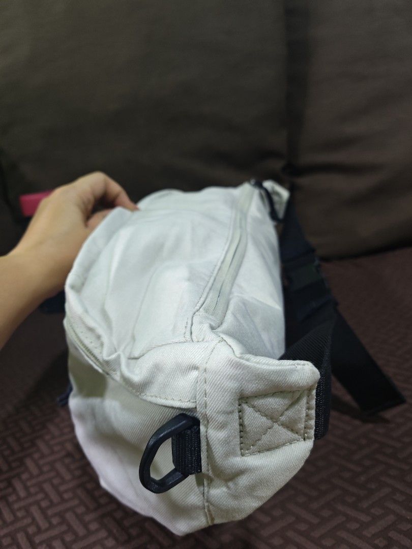 Nike large body/belt bag (Category: Belt bags, Clutches and Pouches) located in Pili. Submitted by zaneombao03491 (Listing ID 1464895785, Image 3). Description: .
