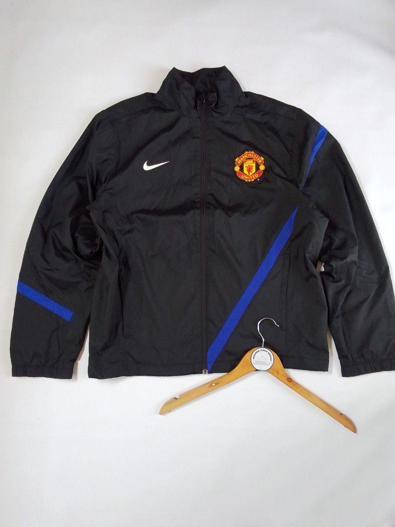 Nike Manchester United Black Blue Track Jacket (Category: Coats, Jackets and Outerwear) located in Malilipot. Submitted by santosbolofer (Listing ID 1464802029, Image 1). Description: Nike Manchester United Black Blue Track Jacket XL on tag Length 27.5 Width 24 10/10 colorate Issue missing Handle zipper Minor scratch , crack print 550 plus sf Loc. Bicol.