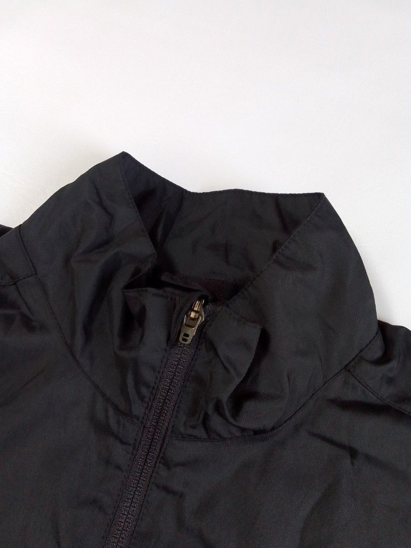 Nike Manchester United Black Blue Track Jacket (Category: Coats, Jackets and Outerwear) located in Malilipot. Submitted by santosbolofer (Listing ID 1464802029, Image 3). Description: Nike Manchester United Black Blue Track Jacket XL on tag Length 27.5 Width 24 10/10 colorate Issue missing Handle zipper Minor scratch , crack print 550 plus sf Loc. Bicol.