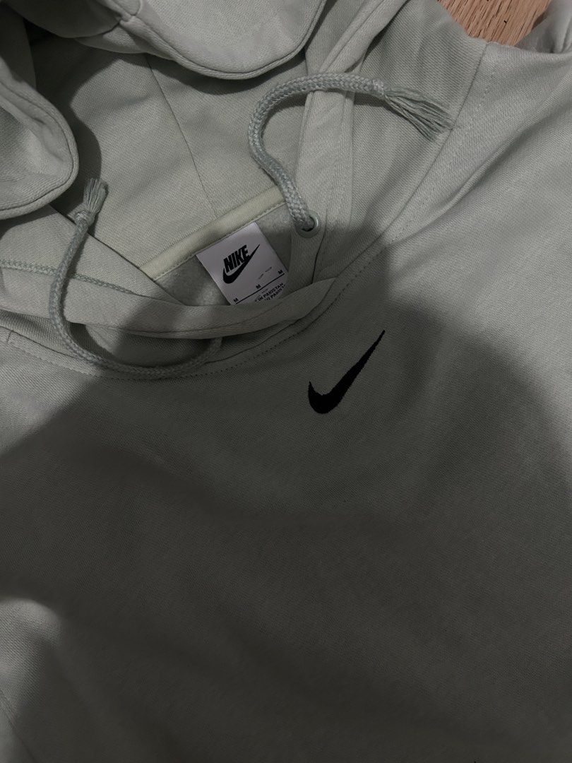Nike Mid Swoosh (Category: Coats, Jackets and Outerwear) located in Pateros City. Submitted by _ramonparian (Listing ID 1464894868, Image 3). Description: W: 23 L: 26 Sleeves: 22.
