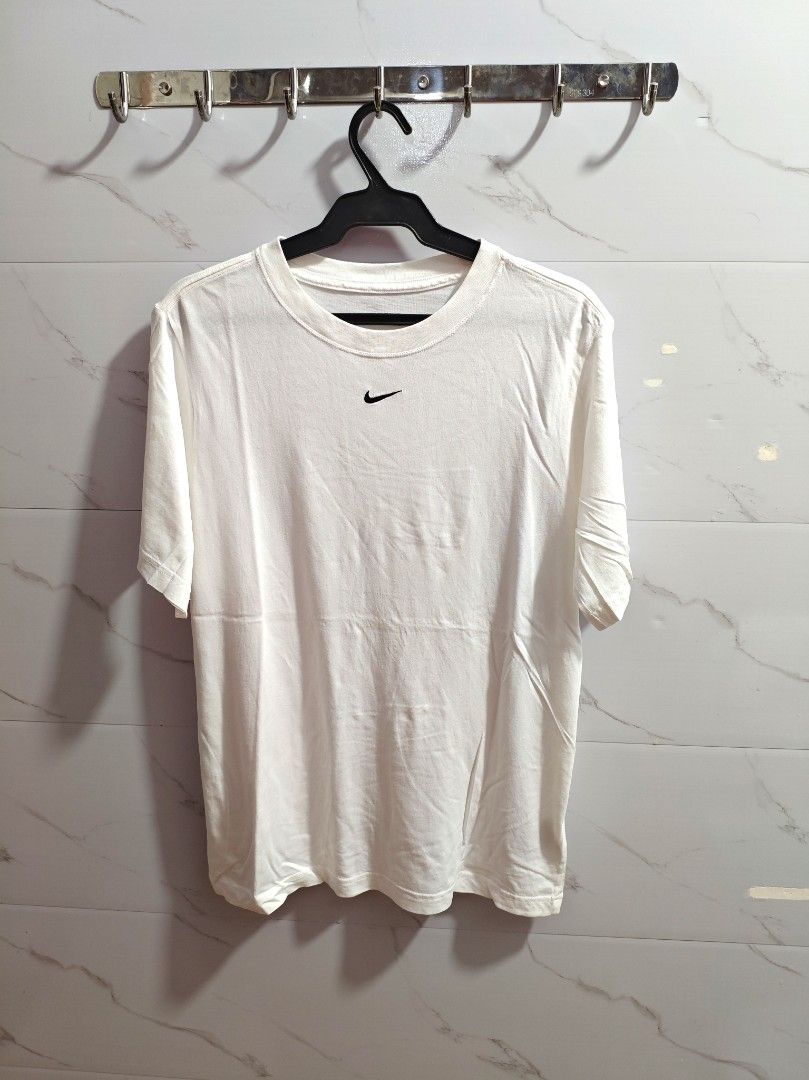 Nike Mid Swoosh Classic Men Tshirt (Category: Tshirts & Polo Shirts ) located in Baguio. Submitted by jayjay_apparel01 (Listing ID 1464933901, Image 1). Description: Nike Mid Swoosh Classic Men Tshirt Color Rate 9.8/10 Like New No Flaws Complete Tags Cotton Tela Washed And Sanitized Size Medium To Large Dimes 20 Width 27 Length Price P599.