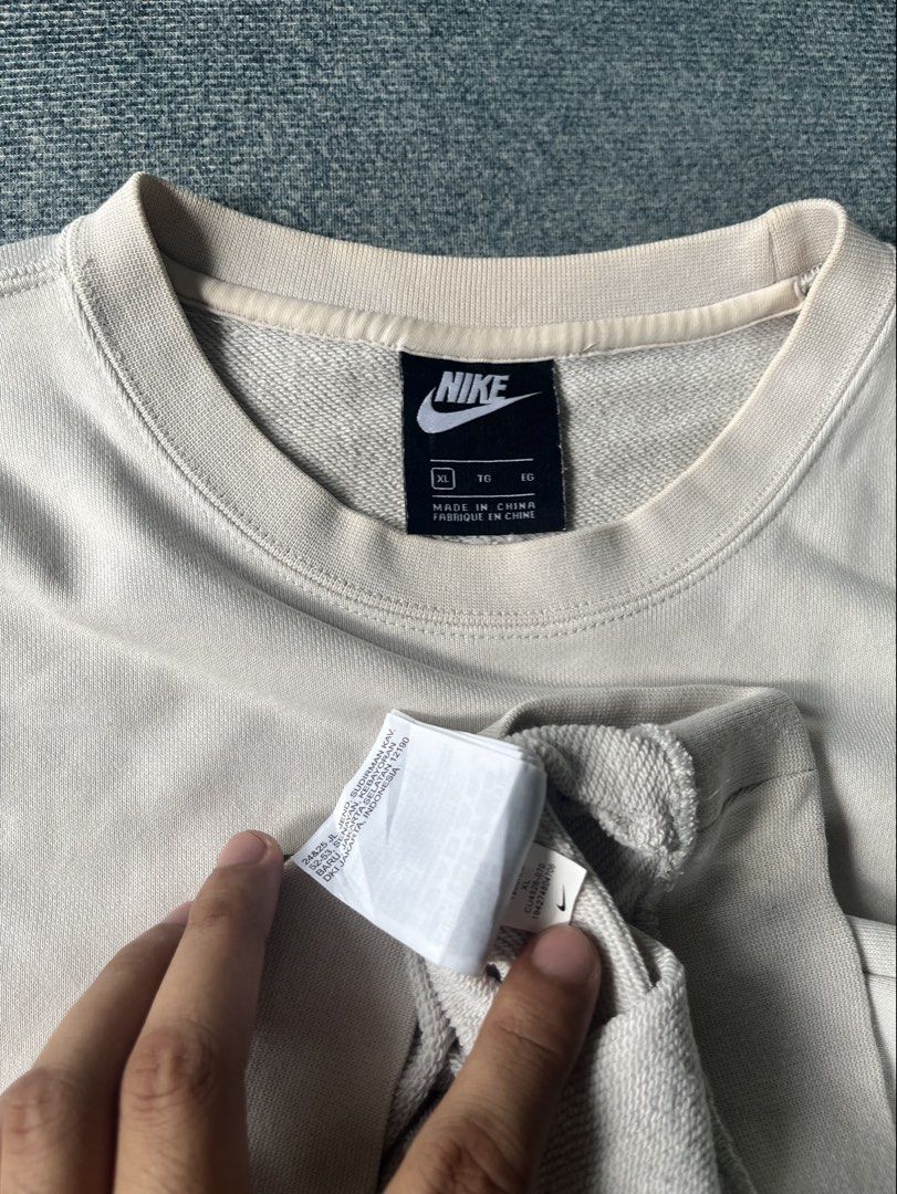 Nike Off White Camou Pattern Long Sleeve (Category: Coats, Jackets and Outerwear) located in Paranaque City. Submitted by mackraven260159 (Listing ID 1464887419, Image 3). Description: 22-23 x 28.