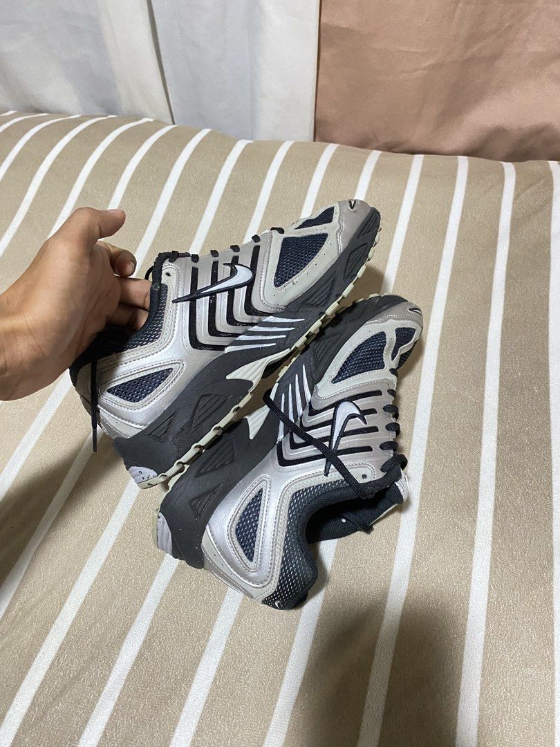 Nike P-6000 silver black (Category: Sneakers) located in Barobo. Submitted by sonogonggr22560 (Listing ID 1464781449, Image 2). Description: - Colorway: Silver and Black - Material: Mesh upper with synthetic overlays - Features: Cushioned midsole with full-length Nike Air tech, black laces, dark grey outsole - Style: Classic retro runner - Condition: Clean pair, minimal wear on the soles.