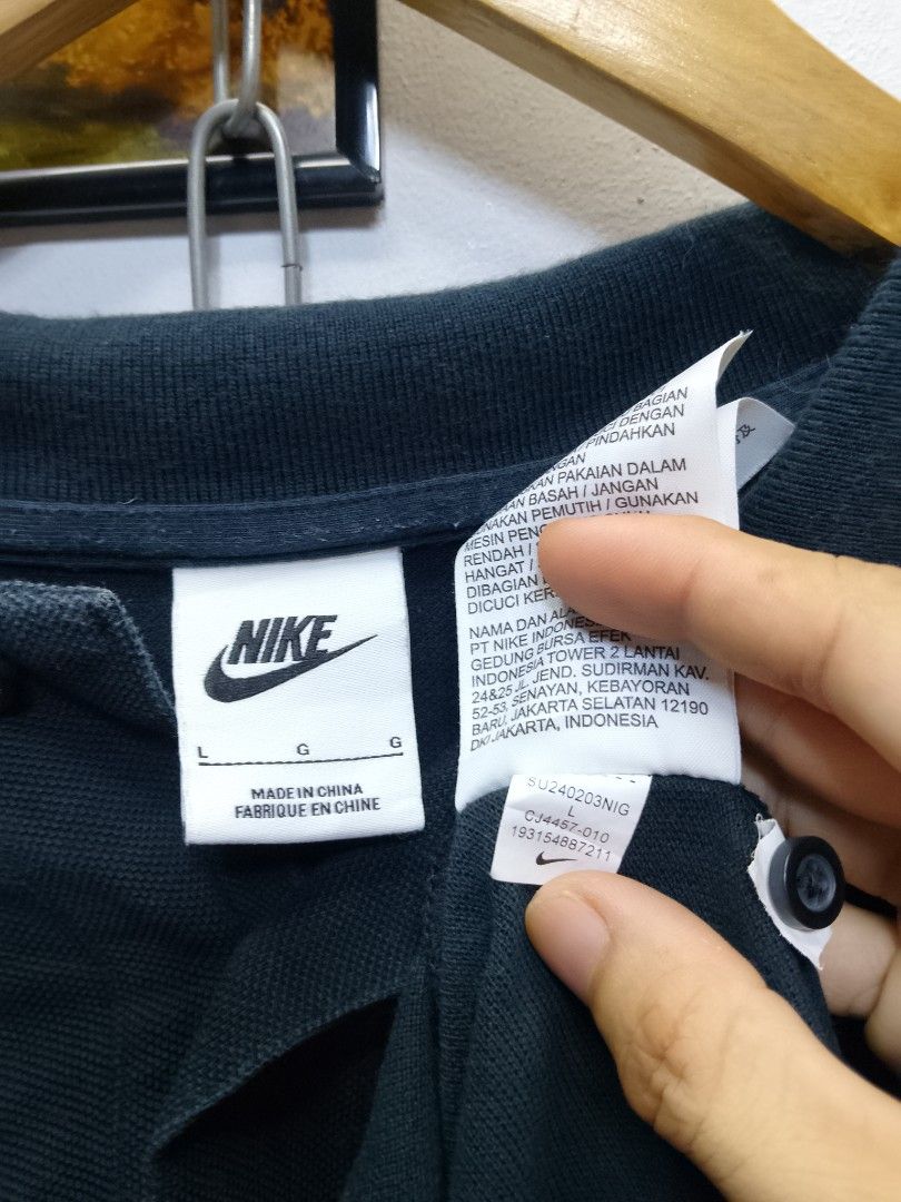 nike polo tee (Category: Tshirts & Polo Shirts ) located in Valenzuela. Submitted by joshwrldselection (Listing ID 1464897991, Image 3). Description: medium - large very good condition sign of use on neck collar thrift..
