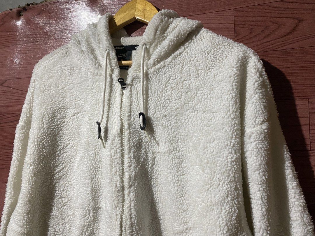 Nike SB Carpeted Hoodie (Category: Hoodies) located in Polomolok. Submitted by darylbaniq23206 (Listing ID 1464890878, Image 2). Description: “N!KE SB CARPETED HOODIE” ❤️‍🔥 SIZE: L ON TAG (23x27) DIMENSIONS EXCELLENT CONDITION 9.5/10 COLOR RATE AUTHENTIC/LEGIT NO ISSUES NEEDWASH ONLY ₱550.