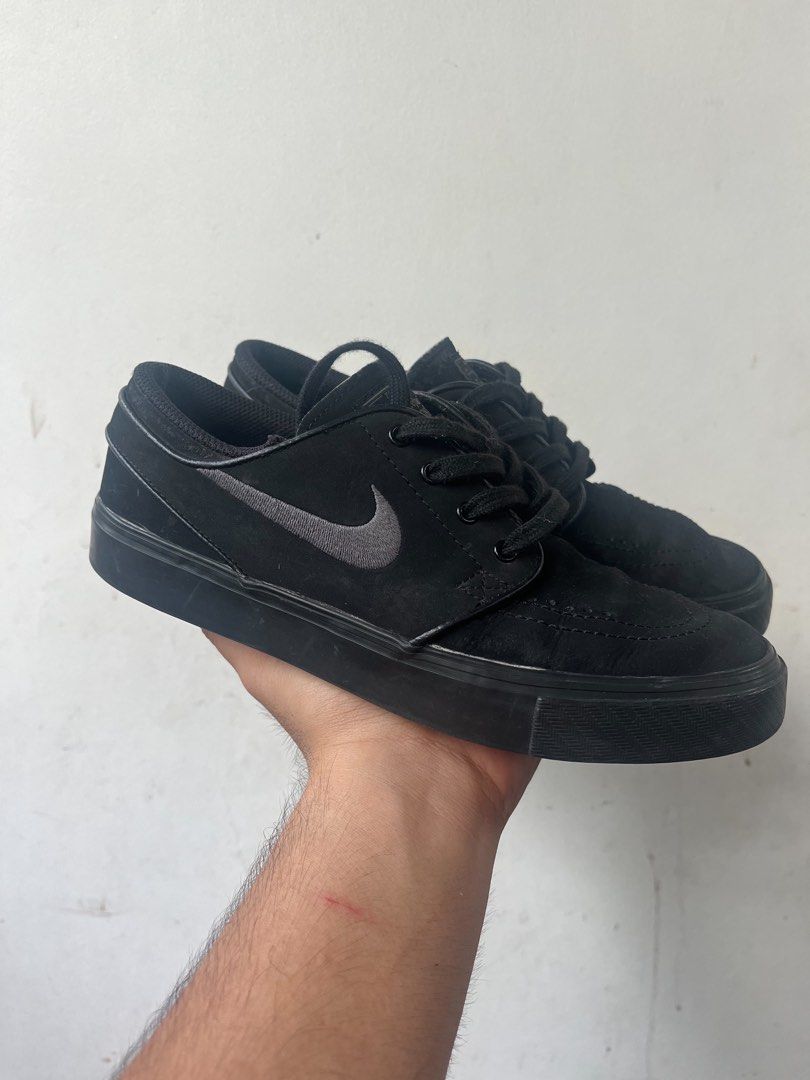 NIKE SB JANOSKI TRIPLE BLACK (Category: Sneakers) located in Davao. Submitted by darichqt (Listing ID 1464888701, Image 1). Description: EU 37.5.