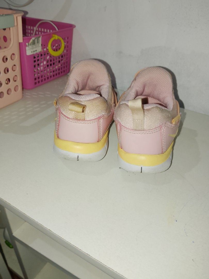 Nike Shoes Original (Category: Babies & Kids Fashion) located in Manila. Submitted by swifttree.2b5417 (Listing ID 1464903798, Image 3). Description: For sale Brand : Nike Size : 9 C US /26 EUR Issue :Nandiyan naman na sa picture paki check na lang po pero all goods pa po Yan Open for video call to check the item J&T or Lalamove Bulacan.