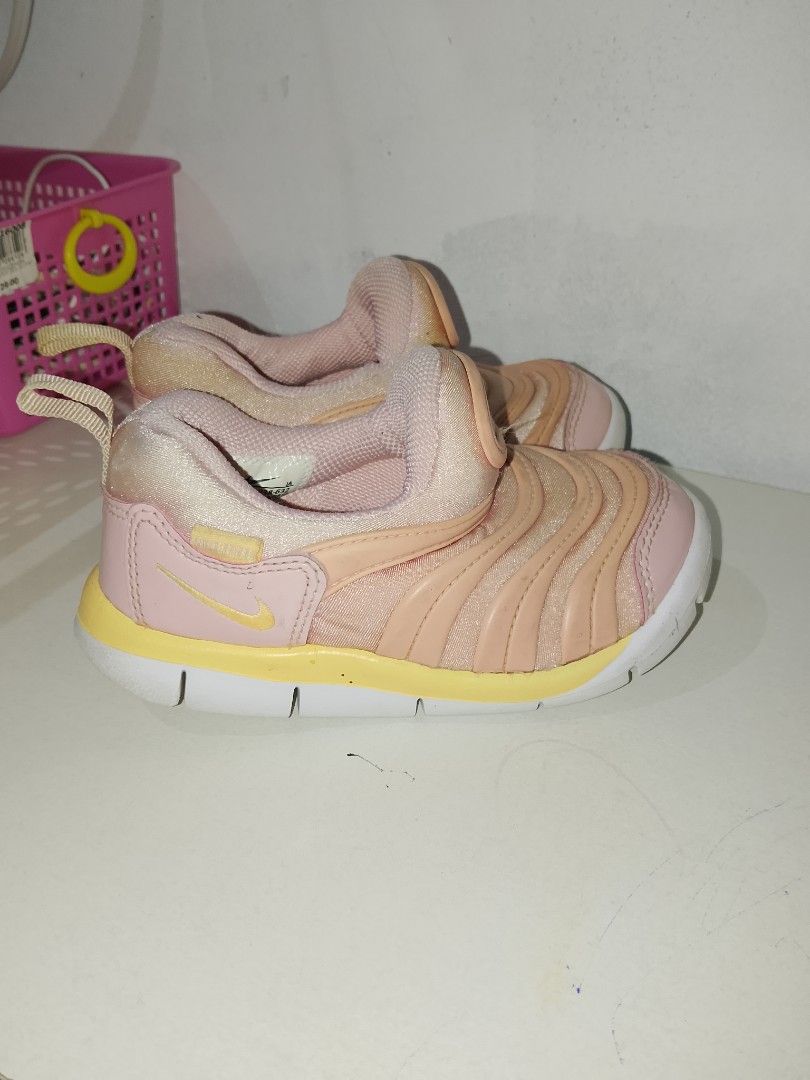 Nike Shoes Original (Category: Babies & Kids Fashion) located in Manila. Submitted by swifttree.2b5417 (Listing ID 1464903798, Image 2). Description: For sale Brand : Nike Size : 9 C US /26 EUR Issue :Nandiyan naman na sa picture paki check na lang po pero all goods pa po Yan Open for video call to check the item J&T or Lalamove Bulacan.