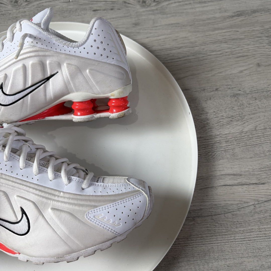 Nike Shox R4 (Category: Sneakers) located in Valenzuela. Submitted by wornagainstudios (Listing ID 1464883865, Image 3). Description: Used twice 9wmns 8mns.