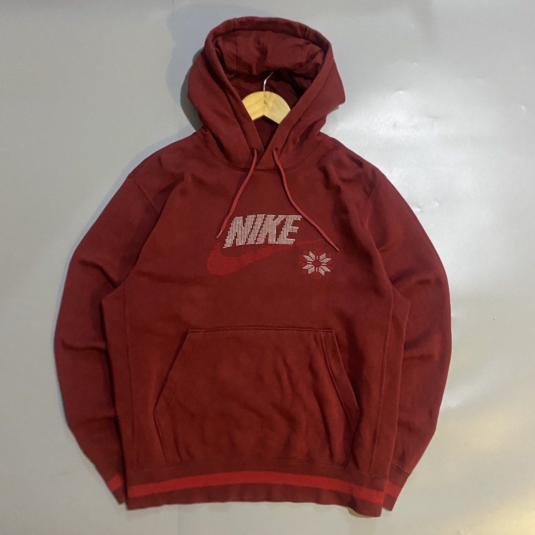 Nike Snowflake Hoodie (Category: Coats, Jackets and Outerwear) located in San Jose del Monte. Submitted by edmarkvillanueva (Listing ID 1464882927, Image 1). Description: Length 26.5 Width 22.5 Size on tag: Small 9.5/10 color rate Flaws: cut necktag.