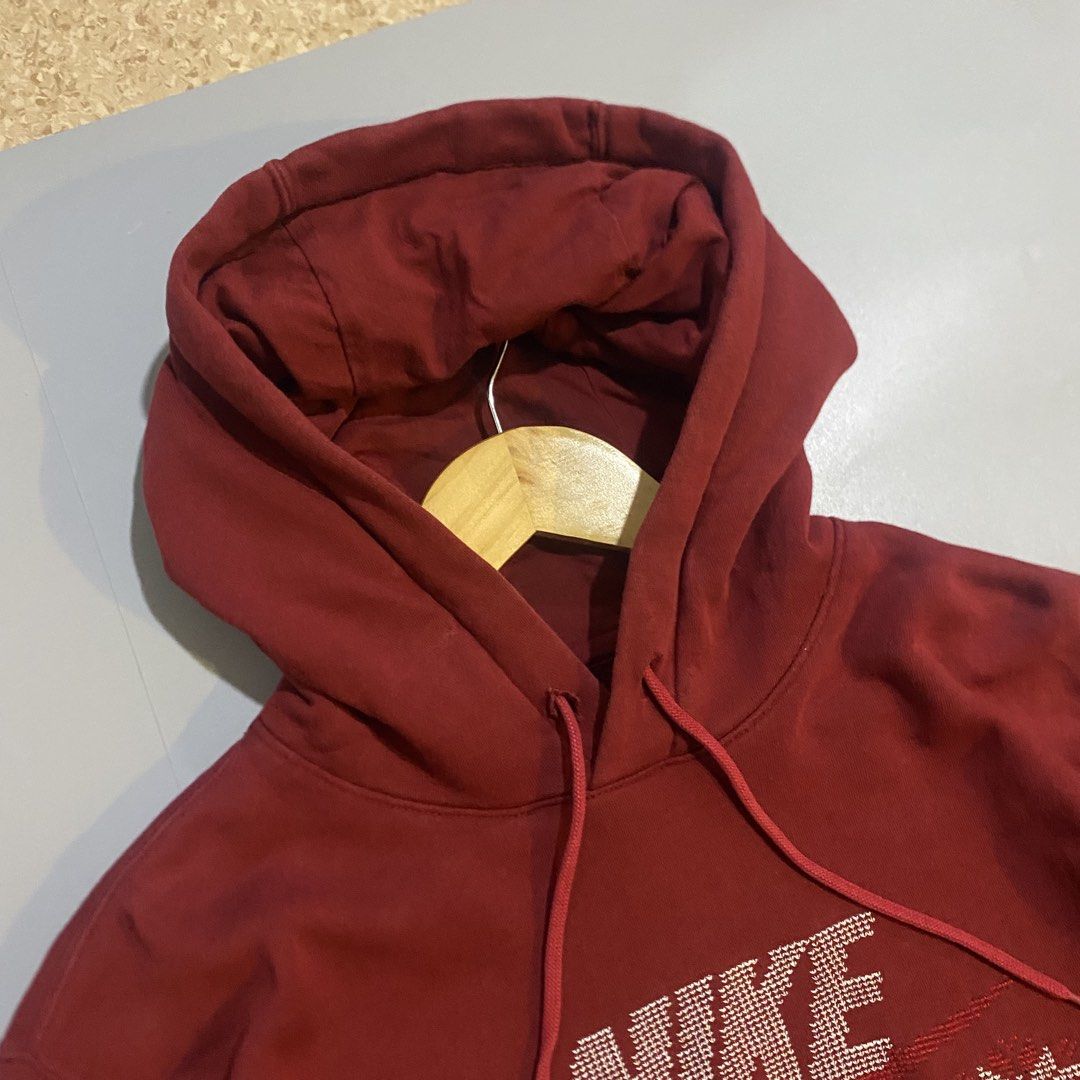 Nike Snowflake Hoodie (Category: Coats, Jackets and Outerwear) located in San Jose del Monte. Submitted by edmarkvillanueva (Listing ID 1464882927, Image 3). Description: Length 26.5 Width 22.5 Size on tag: Small 9.5/10 color rate Flaws: cut necktag.