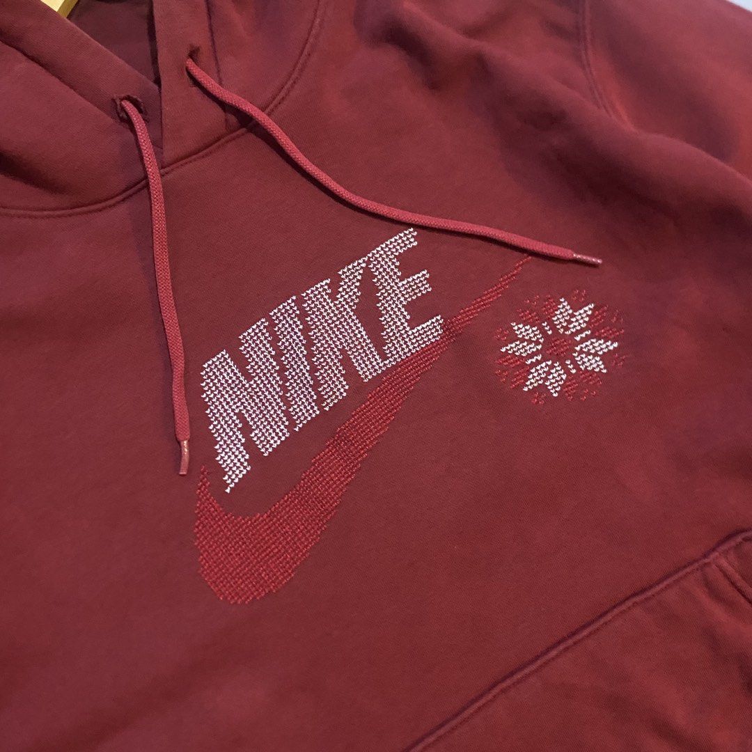 Nike Snowflake Hoodie (Category: Coats, Jackets and Outerwear) located in San Jose del Monte. Submitted by edmarkvillanueva (Listing ID 1464882927, Image 2). Description: Length 26.5 Width 22.5 Size on tag: Small 9.5/10 color rate Flaws: cut necktag.