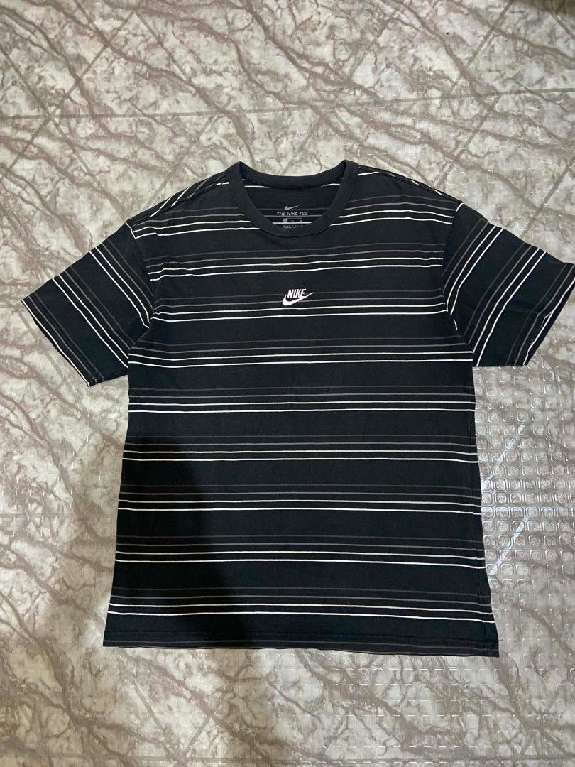 Nike Striped T-Shirt Black White (Category: Tshirts & Polo Shirts ) located in Manila. Submitted by kyleicmat (Listing ID 1464926408, Image 1). Description: excellent condition no issue color rste 9/10.